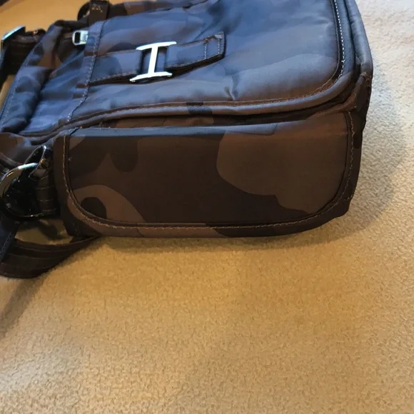 Lug can can green camo crossbody. - Picture 7 of 10